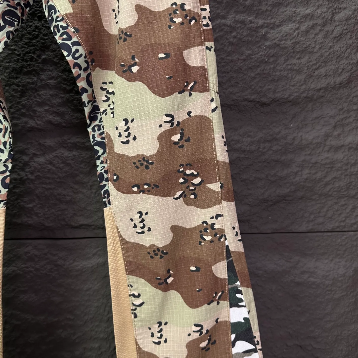 P240 GALLERY DEPT. 2025 new khaki brown camouflage couple style loose bootcut jeans 🔥High version🔥High version🔥Top ceiling quality. Styles with different wash textures, very friendly to people with thin legs and thick legs. The loose bootcut style is very flattering to the leg shape. Moderate length that never goes out of style, easy and casual to match, basic styling for various styles, a must-have in the wardrobe! The fabric is stiff but also makes the upper body soft without losing texture. The washing process is even more perfect. It is a must-have item for everyone! ! ! Washed wheat, hang tag, pants label, complete with three labels Color: khaki Size: 28, 30, 32, 34, 36 (five sizes)